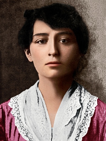 Camille Claudel in einem colorierten Foto von 1884, die Bildhauerin und Künstlerin wurde zeitlebens kaum unabhängig von ihrem jahrelangen Lebenspartner Auguste Rodin wahrgenommen. Weitere Porträts von bedeutenden Frauen, die die Welt veränderten gibt's auf dem Instagram-Kanal von FrauenGeschichte und bei ardalpha.de. | Bild: picture alliance / akg-images | akg-images 