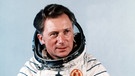 Sigmund Jähn, 1978 der erste Deutsche im Weltall. Juri Gagarin war 1961 der erste Mensch im Weltall. Er war aber nicht das erste Lebewesen im All: Hündin Laika war 1957 auf einer Erdumlaufbahn im Weltraum unterwegs. 1959 kamen die Affen Able und Miss Baker als erste Tier-Astronauten wieder lebendig von ihrer Mission zurück. | Bild: picture-alliance/dpa/ADN Zentralbild
