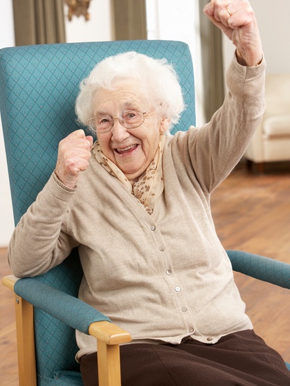 Eine fröhliche Seniorin. Können wir Menschen bald schon viel länger und gesünder leben? Wir erklären euch aussichtsreiche wissenschaftlichen Entdeckungen der Alternsforschung für ein gesundes Altern und ein längeres Leben. | Bild: colourbox.com