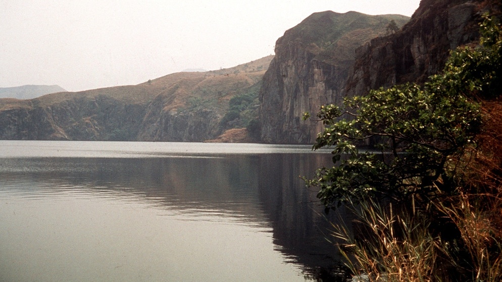 Vulkanismus: Nios-See in Kamerun, hier war 1986 einer der größten Vulkanausbrüche aller Zeiten. Vulkenausbrüche haben weite Landstriche verwüstet, viele Menschenleben gefordert, manche sogar das Klima verändert. Welche Vulkane haben während der vergangenen 200 Jahre für Furore gesorgt?  | Bild: picture-alliance/dpa