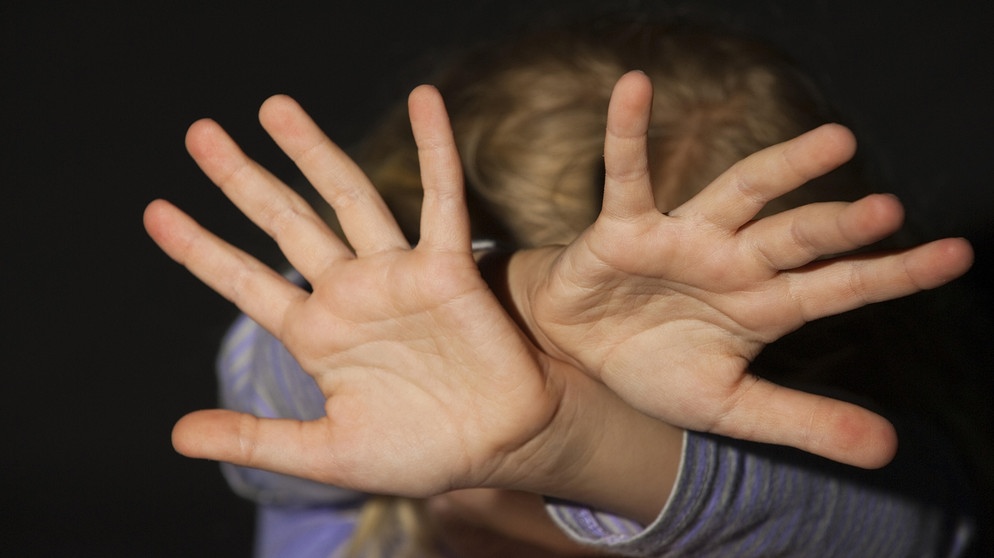Psychische und physische Gewalt können ein Trauma auslösen. Im Bild: Kind hat seine Hände zur Abwehr ausgestreckt. | Bild: picture alliance / blickwinkel/McPHOTO/M. Begsteige | McPHOTO/M. Begsteiger Psychische und physische Gewalt können ein Trauma auslösen. Im Bild: Kind hat seine Hände zur Abwehr ausgestreckt. | Bild: picture alliance / blickwinkel/McPHOTO/M. Begsteige | McPHOTO/M. Begsteiger