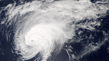 Azorentief Gordon. Ob bei uns strahlender Sonnenschein, Wolken oder dichter Regen und Gewitter herrschen, wird über dem Nordatlantik entschieden. Hier braut sich unser Wetter zusammen - abhängig von Azorenhoch und Islandtief. Aber was ist ein Luftdruckgebiet überhaupt und wie funktionieren Hoch- und Tiefdruckgebiete?  | Bild: NASA