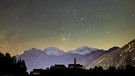 Rot leuchtender Stern Antares im Sternbild Skorpion über den Dolomiten, fotografiert von Norbert Scantamburlo | Bild: Norbert Scantamburlo